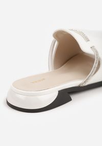 Renee - Białe Klapki Vices z Cyrkoniami Tilindrea. Kolor: biały. Wzór: aplikacja. Styl: elegancki #9