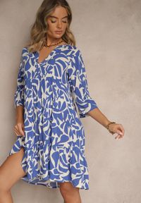 Renee - Niebieska Sukienka z Wiskozy o Rozkloszowanym Kroju w Abstrakcyjny Wzór Lirese. Okazja: na co dzień. Kolor: niebieski. Materiał: wiskoza. Styl: elegancki, casual