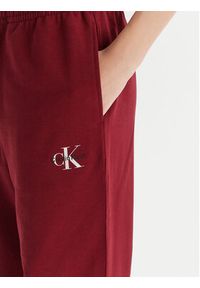 Calvin Klein Jeans Spodnie dresowe Monologo LV047B235G Bordowy Regular Fit. Kolor: czerwony. Materiał: bawełna #3