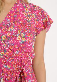 Born2be - Różowa Wiskozowa Kopertowa Sukienka Wiązana Materiałowym Sznurkiem z Gumką w Talii Zanlea. Typ kołnierza: dekolt w kształcie V. Kolor: różowy. Materiał: wiskoza, materiał. Długość rękawa: krótki rękaw. Sezon: lato. Typ sukienki: kopertowe #7