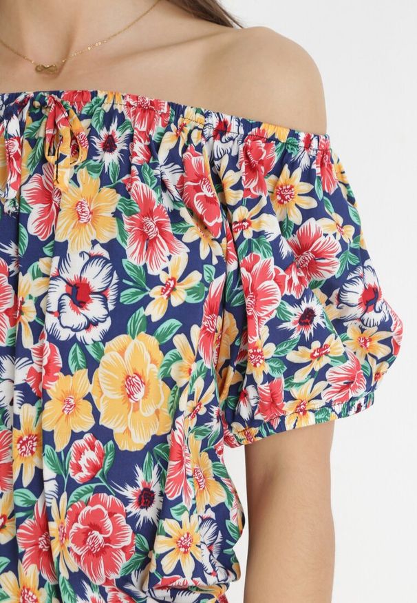 Born2be - Granatowo-Żółta Sukienka Hiszpanka z Gumką w Pasie Cedrinth. Typ kołnierza: dekolt hiszpanka. Kolor: niebieski. Materiał: wiskoza, tkanina. Długość rękawa: krótki rękaw. Wzór: kwiaty, nadruk