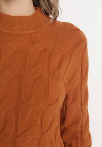Born2be - Brązowy Klasyczny Sweter w Ozdobny Splot Aliissa. Kolor: brązowy. Materiał: dzianina. Długość rękawa: długi rękaw. Długość: długie. Wzór: ze splotem. Styl: klasyczny #5