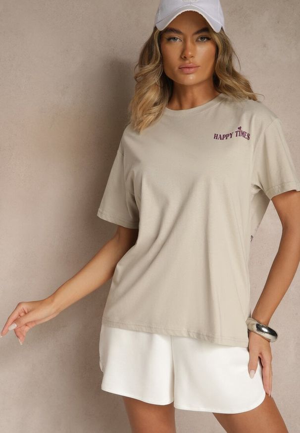 Renee - Jasnobeżowy T-shirt z Bawełny o Kroju Oversize Fillinea. Okazja: na co dzień. Kolor: beżowy. Materiał: bawełna. Wzór: napisy, aplikacja. Styl: klasyczny, casual