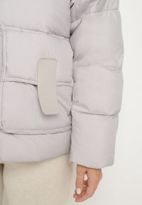 Born2be - Jasnoszara Kurtka Pikowana z Odpinanym Futerkiem Nomizia. Okazja: na co dzień, na spacer. Kolor: szary. Materiał: futro. Sezon: zima. Styl: casual, elegancki #6