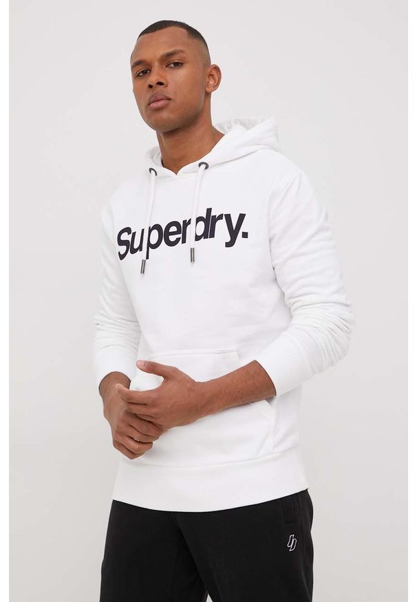 Superdry bluza męska kolor biały z kapturem z nadrukiem. Typ kołnierza: kaptur. Kolor: biały. Wzór: nadruk