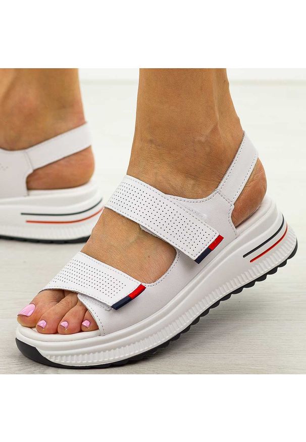 Białe ażurowe skórzane sandały damskie Cambell 07312. Okazja: na spacer, na co dzień, do pracy. Kolor: biały. Materiał: skóra. Wzór: ażurowy. Sezon: wiosna, lato. Styl: casual, elegancki, klasyczny