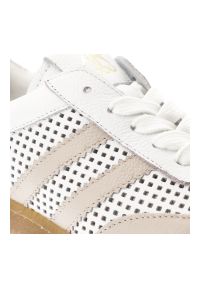 Sneakersy damskie Armodo, cholewka ze skóry naturalnej z perforowanymi panelami klasyczne sznurowanie niska stabilna podeszwa zapewniająca komfort co. Okazja: na co dzień. Zapięcie: sznurówki. Kolor: biały. Materiał: skóra. Szerokość cholewki: normalna. Wzór: ażurowy. Styl: klasyczny #6