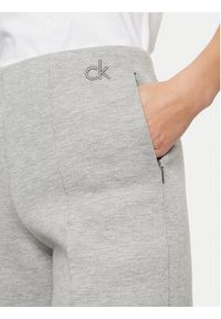 Calvin Klein Spodnie materiałowe K20K207947 Szary Relaxed Fit. Kolor: szary. Materiał: wiskoza