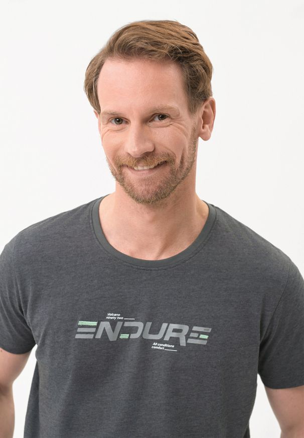 Volcano - T-shirt w sportowym stylu T-ENDE. Kolekcja: plus size. Materiał: bawełna, materiał, dresówka, włókno, skóra. Długość rękawa: krótki rękaw. Długość: krótkie. Wzór: napisy, gładki, nadruk. Sezon: zima, lato. Styl: sportowy