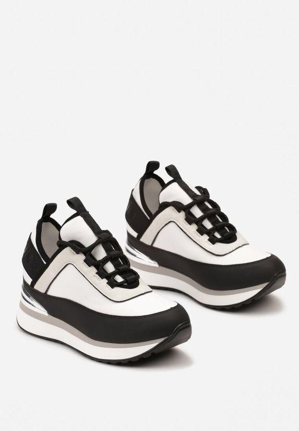 Born2be - Czarno-Białe Sneakersy na Ukrytym Koturnie z Metaliczną Blaszką i Napisem Yenavra. Okazja: na co dzień, na spacer. Kolor: czarny. Wzór: napisy. Obcas: na koturnie. Sport: turystyka piesza