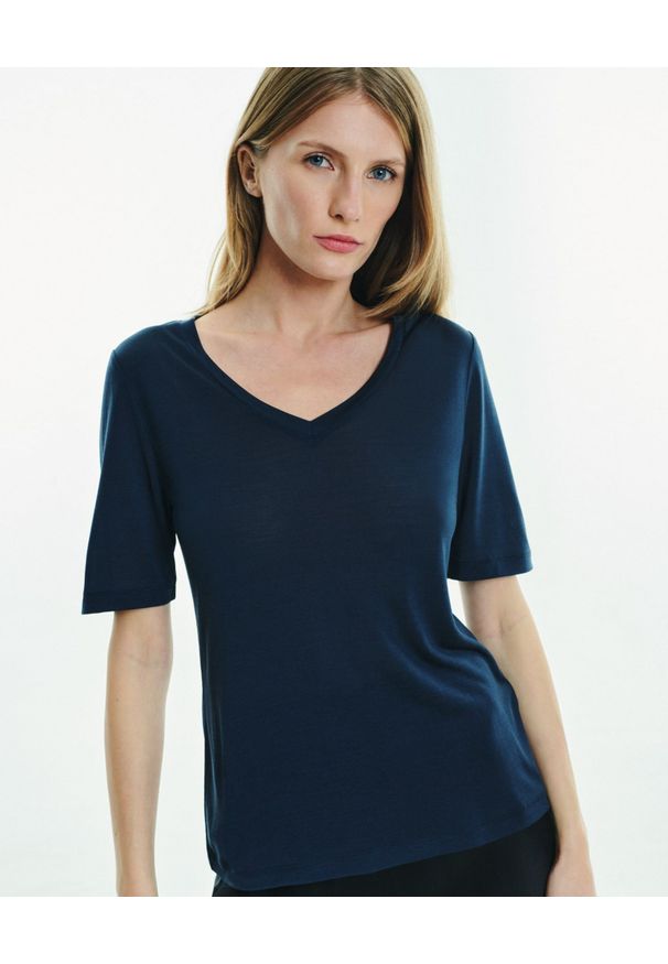 LOVLI SILK - Granatowy t-shirt z dekoltem #NO.68. Kolor: niebieski. Materiał: jersey, jedwab. Długość rękawa: długi rękaw. Długość: długie
