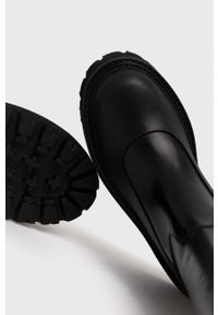 Pinko Kozaki skórzane damskie kolor czarny na platformie. Nosek buta: okrągły. Kolor: czarny. Materiał: skóra. Szerokość cholewki: normalna. Obcas: na platformie #3