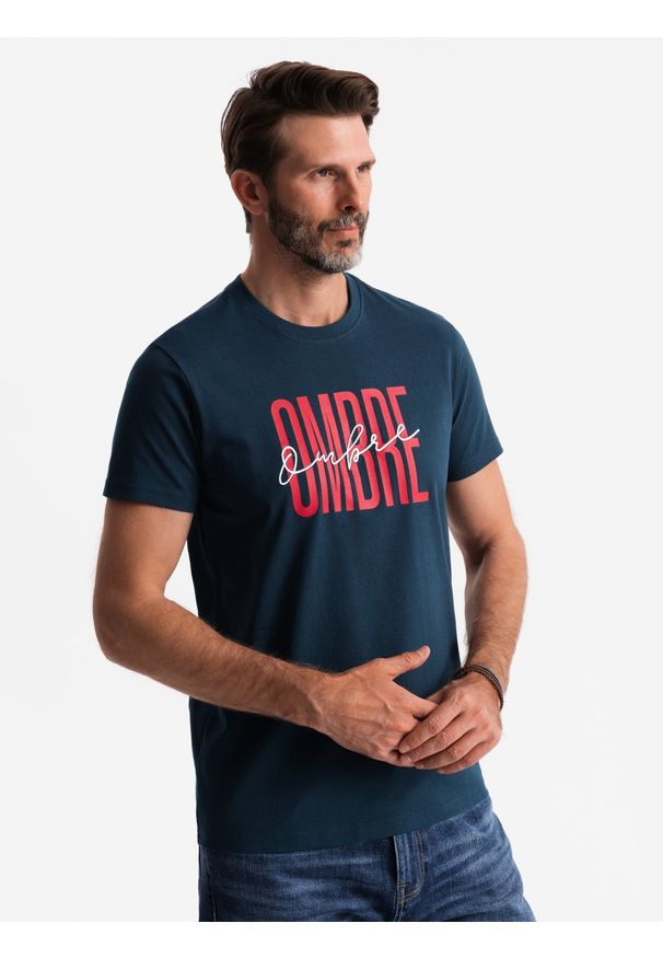 Ombre Clothing - Bawełniana męska koszulka z podwójnym logotypem – granatowa V3 OM-TSPT-0210 - XXL. Okazja: na co dzień. Kolor: niebieski. Materiał: bawełna. Wzór: napisy, nadruk, haft. Styl: klasyczny, casual