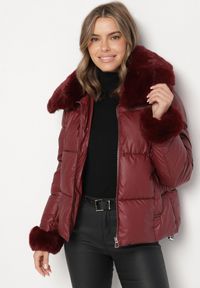 Born2be - Czerwona Pikowana Kurtka z Szerokim Kołnierzem z Futerkiem Galerra. Okazja: na co dzień, na spacer. Kolor: czerwony. Materiał: futro. Sezon: zima. Styl: casual, elegancki #4