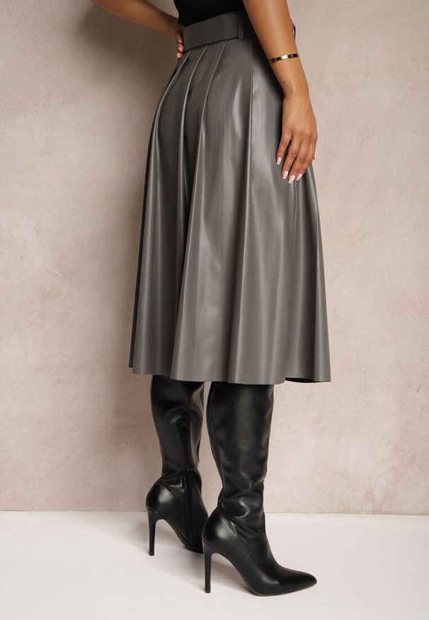 Renee - Szara Plisowana Spódnica w Stylu Preppy o Rozkloszowanym Kroju High Waist z Paskiem Iriviel. Okazja: na imprezę, na co dzień. Stan: podwyższony. Kolor: szary. Styl: casual, elegancki