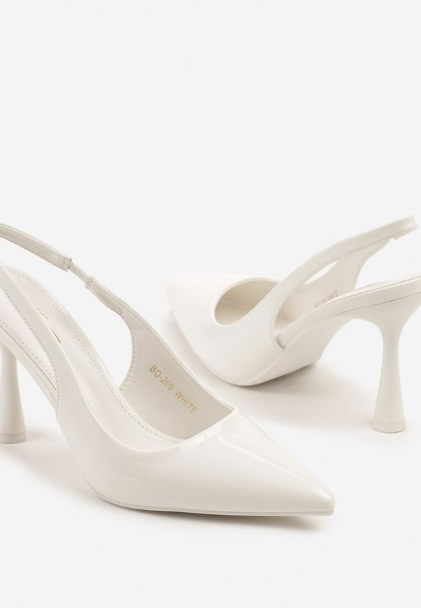 Renee - Białe Lakierowane Sandały Szpilki Typu Slingback Ulios. Okazja: na co dzień. Kolor: biały. Materiał: lakier. Obcas: na szpilce. Styl: klasyczny, elegancki, casual. Wysokość obcasa: średni