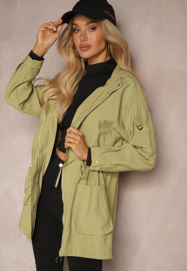 Renee - Jasnozielona Kurtka o Fasonie Parki z Kapturem i Troczkiem Mevalla. Okazja: na co dzień, na spacer. Typ kołnierza: kaptur. Kolor: zielony. Materiał: jeans. Styl: sportowy, casual, elegancki