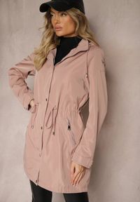 Renee - Różowa Kurtka Parka Ściągana w Talii Troczkiem z Odpinanym Kapturem Fessiania. Okazja: na co dzień, na spotkanie biznesowe. Kolor: różowy. Materiał: jeans. Styl: biznesowy, elegancki, casual #5
