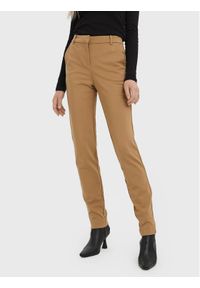 Vero Moda Spodnie materiałowe Luccalilith 10258104 Brązowy Regular Fit. Kolor: brązowy. Materiał: syntetyk