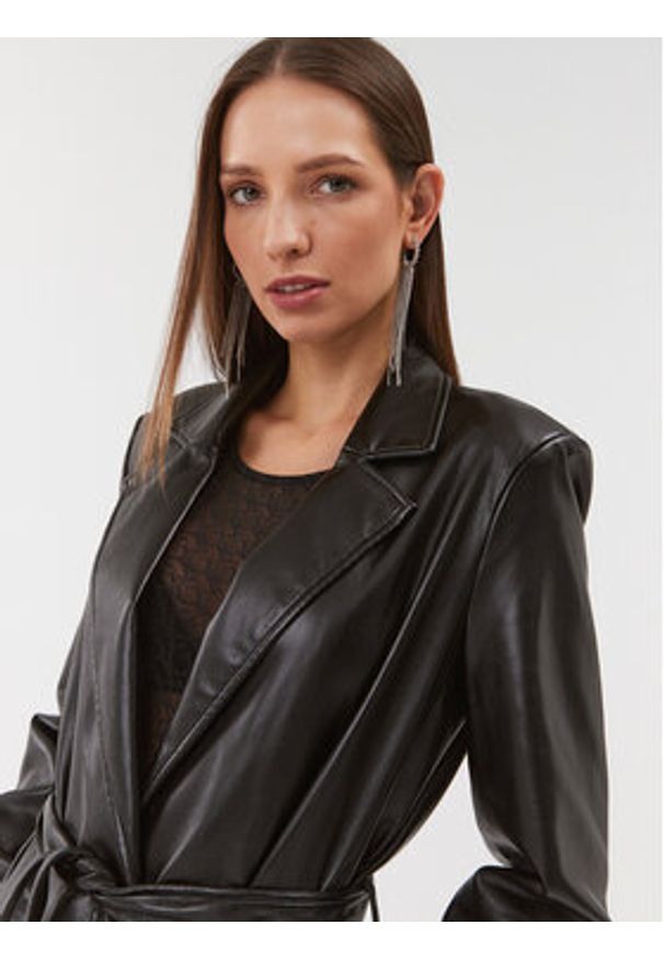 Guess Trencz W3BL64 WF8P0 Czarny Regular Fit. Kolor: czarny. Materiał: syntetyk