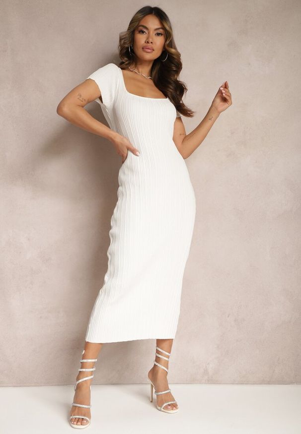 Renee - Biała Sukienka Bodycon z Kwadratowym Dekoltem i Ozdobnym Wycięciem na Plecach Scriptos. Typ kołnierza: dekolt kwadratowy. Kolor: biały. Długość rękawa: krótki rękaw. Typ sukienki: bodycon