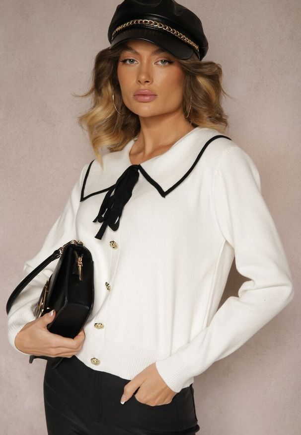 Renee - Biały Sweter z Wiskozą Ozdobnym Kołnierzykiem Wiązaniem i Guzikami Norimi. Okazja: na co dzień, do pracy. Kolor: biały. Materiał: wiskoza. Styl: elegancki, casual