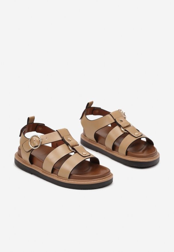 Renee - Ciemnobeżowe Sandały na Płaskiej Podeszwie z Klamrą i Nitami Deliniel. Okazja: na co dzień, na spacer. Zapięcie: klamry. Kolor: beżowy. Materiał: jeans. Obcas: na płaskiej podeszwie. Styl: casual, klasyczny. Wysokość obcasa: niski