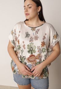 Born2be - Zielona Wiskozowa Bluzka w Kwiaty Talina. Okazja: na co dzień. Kolor: zielony. Materiał: wiskoza. Wzór: kwiaty. Styl: elegancki, klasyczny, casual #1