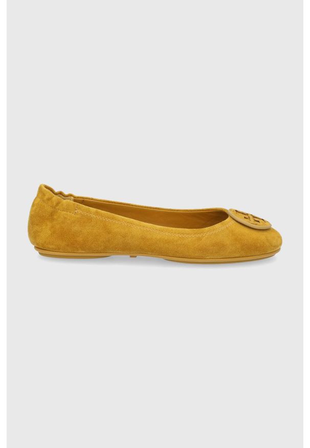 Tory Burch Baleriny zamszowe kolor żółty na płaskim obcasie. Nosek buta: okrągły. Kolor: żółty. Materiał: zamsz. Obcas: na obcasie. Wysokość obcasa: niski