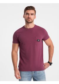 Ombre Clothing - Męski casualowy t-shirt z naszytą kieszonką - ciemnoróżowy V5 OM-TSCT-0109 - XXL. Okazja: na co dzień. Kolor: różowy. Materiał: jersey, skóra, materiał, bawełna, dzianina. Długość rękawa: krótki rękaw. Długość: krótkie. Wzór: aplikacja. Styl: casual