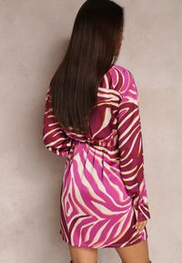 Renee - Fuksjowa Sukienka Kopertowa Chenge. Kolor: różowy. Materiał: tkanina. Typ sukienki: kopertowe #5