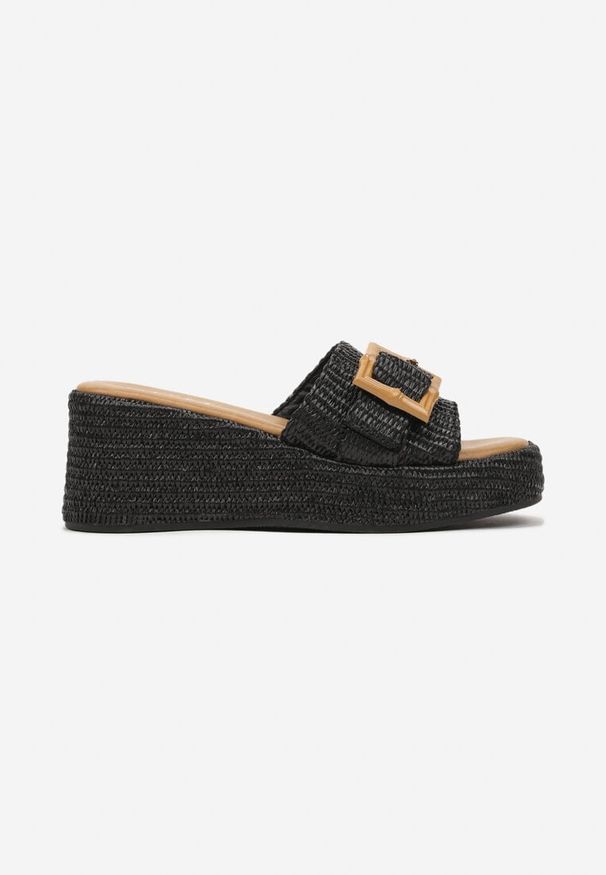 Renee - Czarne Klapki na Koturnie z Plecionką i Klamrą Delionora. Okazja: na co dzień, na spacer. Kolor: czarny. Sezon: lato. Obcas: na koturnie. Styl: casual, elegancki