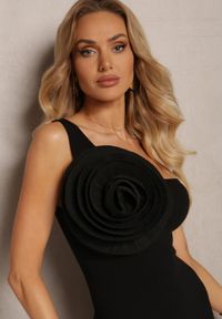 Renee - Czarna Sukienka Bodycon z Asymetryczną Górą Ozdobioną Dużą Aplikacją Kwiatem Pielina. Kolor: czarny. Wzór: aplikacja, kwiaty. Typ sukienki: asymetryczne, bodycon. Styl: elegancki