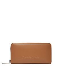 Calvin Klein Duży Portfel Damski Embossed Logo Zip Lg Wallet K60K612439 Brązowy. Kolor: brązowy. Materiał: skóra