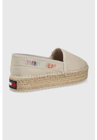 Tommy Jeans espadryle EN0EN01833ACM kolor beżowy na platformie. Nosek buta: okrągły. Kolor: beżowy. Materiał: guma. Obcas: na platformie #4