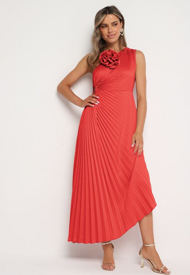 Born2be - Czerwona Plisowana Sukienka o Asymetrycznym Kroju z Wycięciem i Broszką w Kształcie Kwiatu Lavimas. Okazja: na imprezę. Kolor: czerwony. Wzór: kwiaty. Typ sukienki: asymetryczne. Styl: elegancki, wizytowy