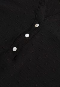 Born2be - Czarna Bluzka z Tkaniny Plumeti z Guzikami Irlena. Kolor: czarny. Materiał: tkanina #6