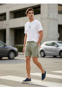 Sinsay - Szorty dresowe z wiązaniem - zielony. Kolor: zielony. Materiał: dresówka