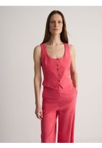 Reserved - Taliowana kamizelka z lnem - intenstywna czerwień. Kolor: czerwony. Materiał: len #1