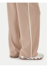Guess Spodnie dresowe V6GB01 K2914 Beżowy Wide Leg. Kolor: beżowy. Materiał: syntetyk #4