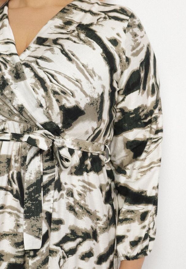 Born2be - Zielona Rozkloszowana Sukienka Kopertowa z Wiskozą w Abstrakcyjny Wzór Dleffia. Okazja: na co dzień. Typ kołnierza: dekolt w serek. Kolekcja: plus size. Kolor: zielony. Materiał: wiskoza. Typ sukienki: kopertowe. Styl: elegancki, casual