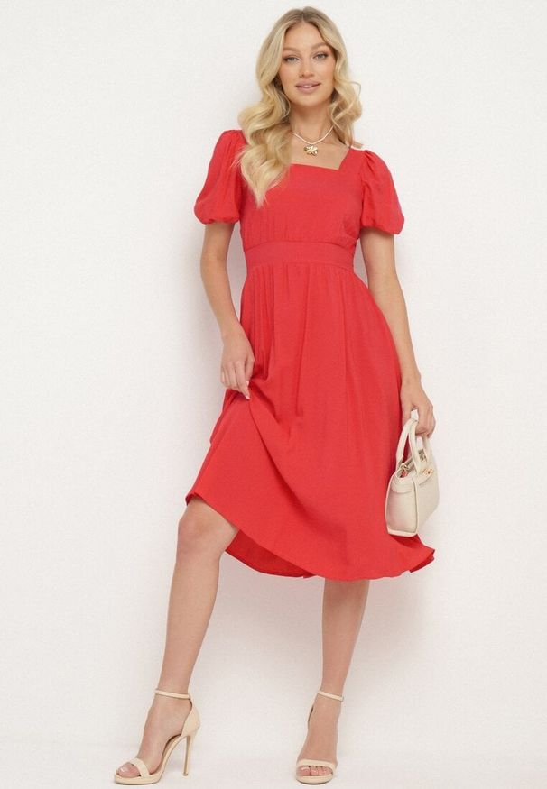 Born2be - Czerwona Sukienka z Wiskozy i Kwadratowym Dekoltem Devalin. Okazja: na co dzień. Typ kołnierza: dekolt kwadratowy. Kolor: czerwony. Materiał: wiskoza. Długość rękawa: krótki rękaw. Styl: casual, elegancki