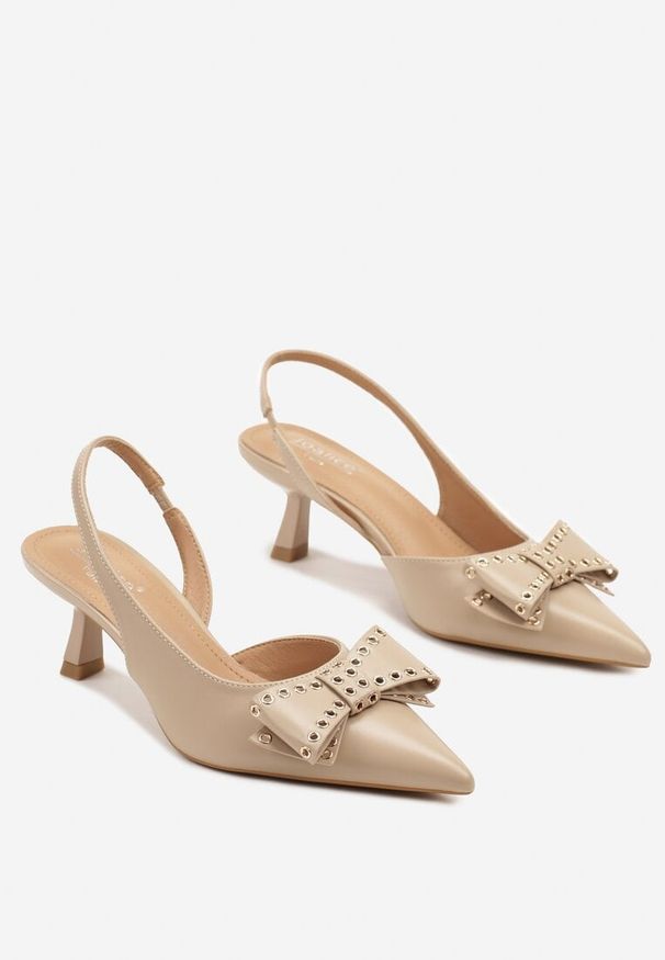 Renee - Ciemnobeżowe Sandały Slingback na Kaczuszce Zdobione Kokardą z Nitami Rizonna. Okazja: na co dzień. Kolor: beżowy. Wzór: aplikacja. Obcas: na szpilce. Styl: klasyczny, elegancki, casual. Wysokość obcasa: średni