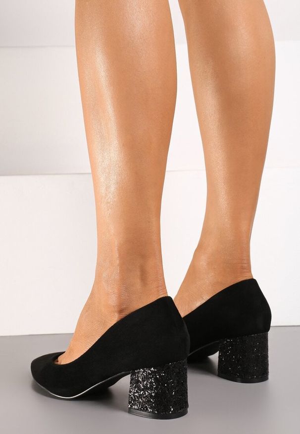 Born2be - Czarne Czółenka Vices na Brokatowym Słupku ze Skórzaną Wkładką Izamine. Okazja: na spotkanie biznesowe. Kolor: czarny. Materiał: skóra. Wzór: aplikacja. Obcas: na słupku. Styl: wizytowy, biznesowy, elegancki. Wysokość obcasa: średni