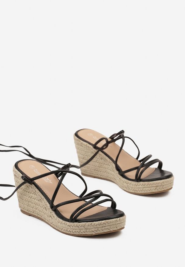 Born2be - Czarne Sandały na Wysokim Plecionym Koturnie z Cienkimi Wiązanymi Paskami Adrika. Zapięcie: pasek. Kolor: czarny. Wzór: paski, kwiaty. Sezon: lato. Obcas: na koturnie. Styl: elegancki