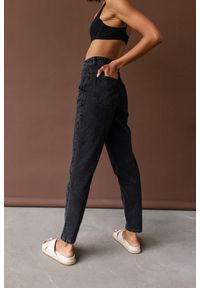 marsala-butik.pl - Spodnie jeansowe typu mom fit w kolorze BLACK JEANS - JUST-L. Stan: podwyższony. Materiał: jeans. Wzór: gładki #1