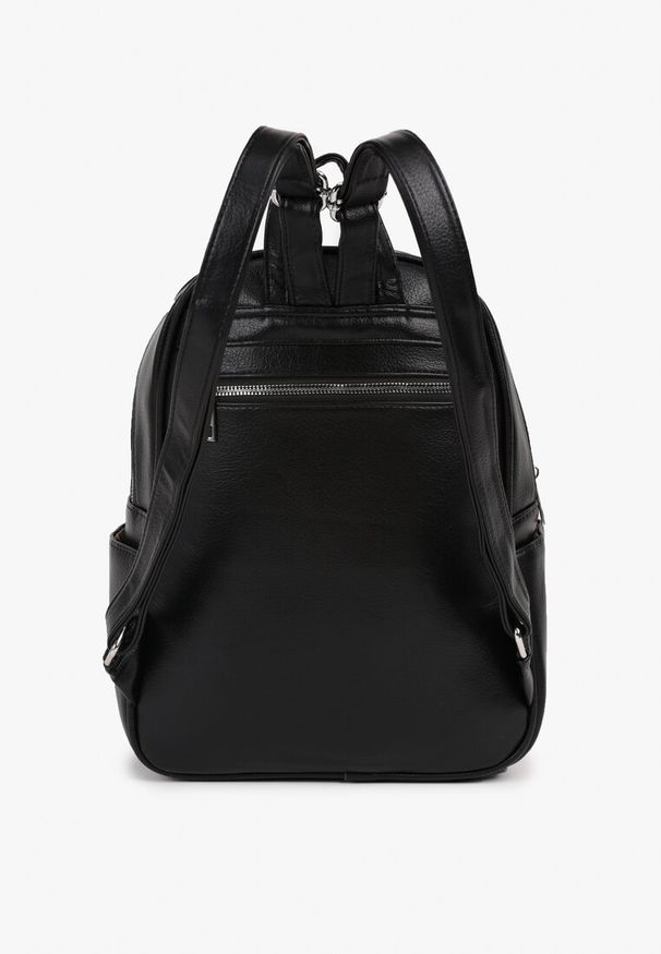 Born2be - Czarny Mały Plecak z Regulowanymi Paskami Zdobiony Metalową Aplikacją Greledi. Kolor: czarny. Wzór: aplikacja. Styl: elegancki, casual
