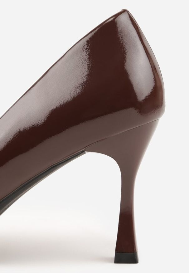 Born2be - Brązowe Lakierowane Czółenka na Szpilce z Ozdobą Aroanoire. Okazja: na co dzień, do pracy. Kolor: brązowy. Materiał: lakier. Wzór: aplikacja. Obcas: na szpilce. Styl: casual, elegancki, klasyczny