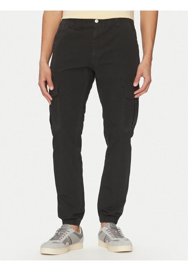 Tommy Jeans Joggery Ryan DM0DM20284 Czarny Regular Fit. Kolor: czarny. Materiał: bawełna