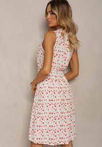 Renee - Biało-Różowa Kopertowa Sukienka z Wiskozy w Kwiaty Wykończona Gumką w Talii Innavia. Okazja: na co dzień. Kolor: biały. Materiał: wiskoza. Wzór: kwiaty. Sezon: lato. Typ sukienki: kopertowe. Styl: casual #4
